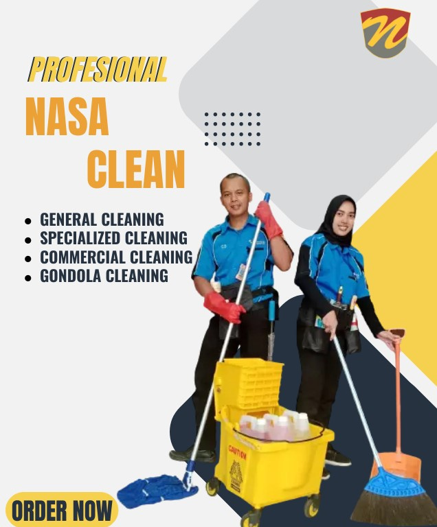 Petugas cleaning service bekerja