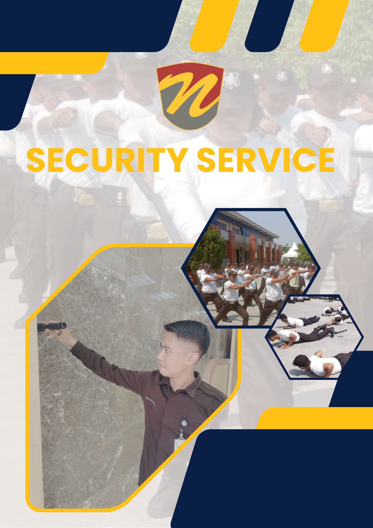 Petugas security sedang bertugas